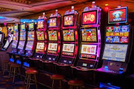 bmk8 Casino game lobby နှင့် မြန်မာ players များ ကစားနေသောမြင်ကွင်း